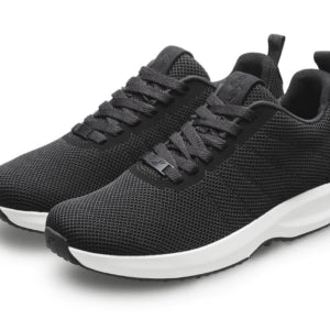 Sandaler, sneakers eller arbejdssko – hvad er bedst mod hælspore?