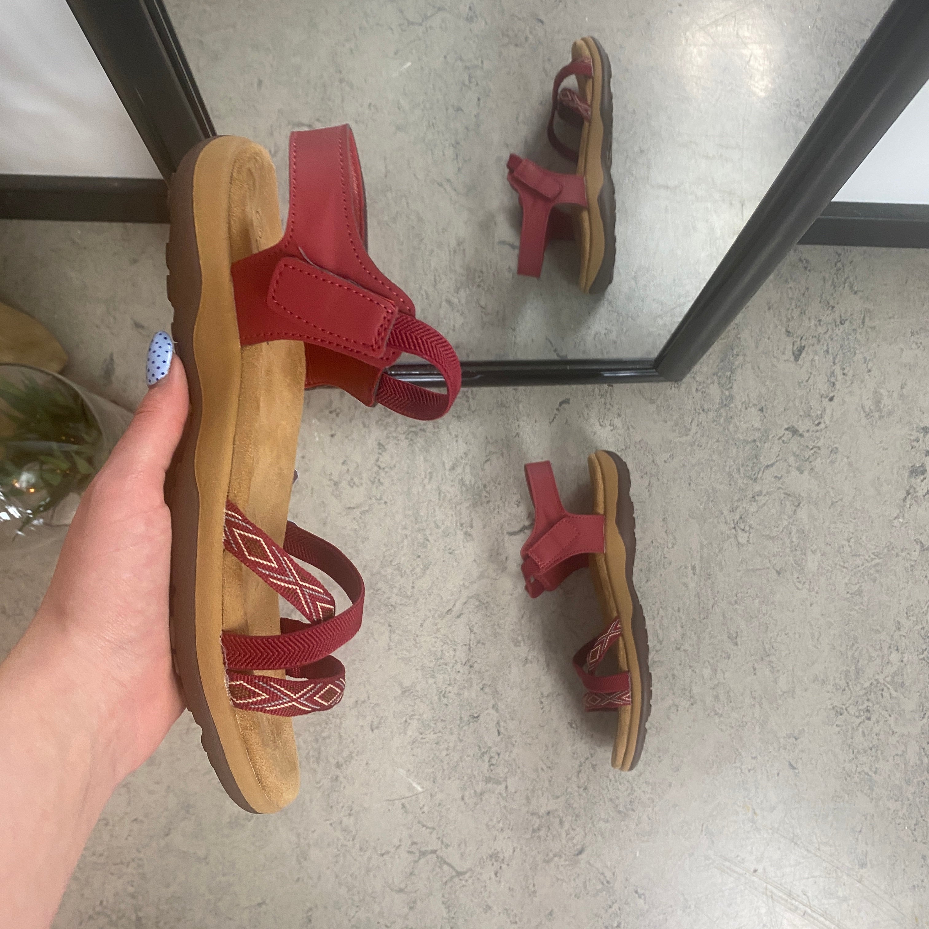 Rød sandal med elastikremme & velcro – feminin & fleksibel til sommeren