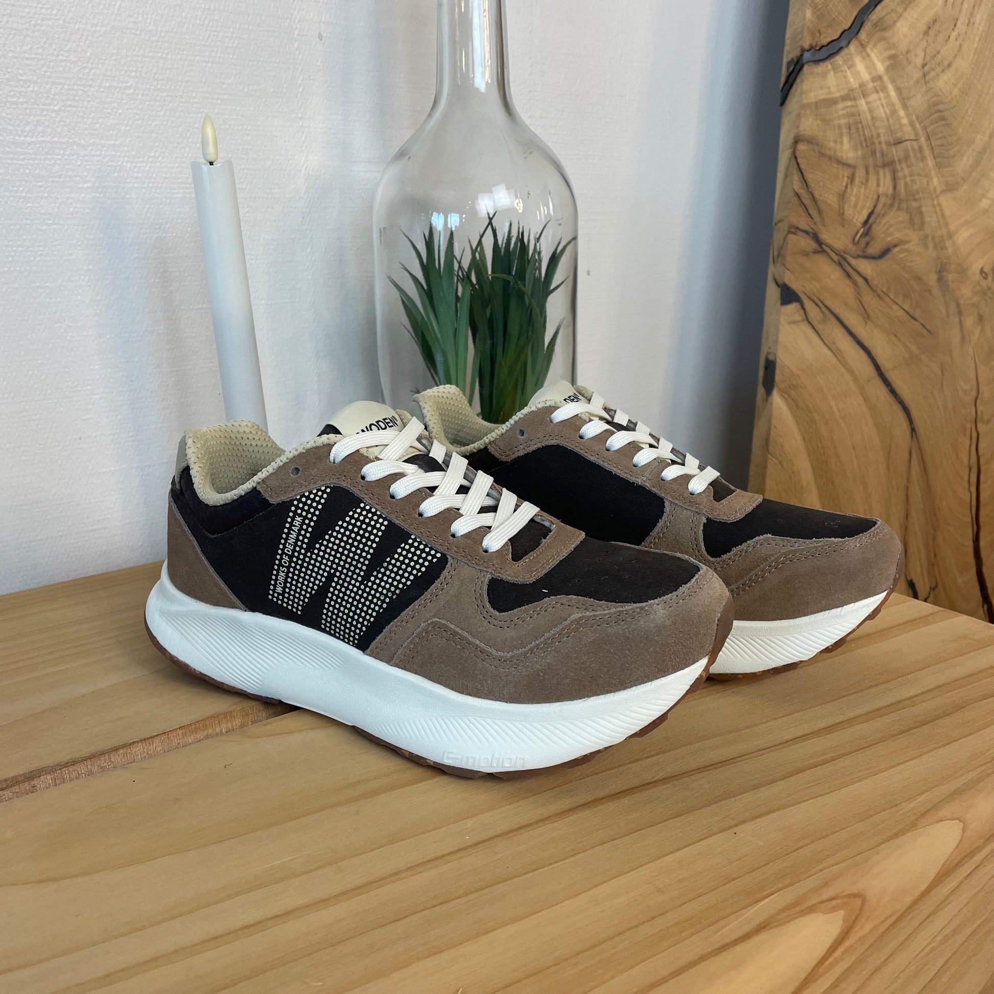 Mathilde Runner Leather – Woden sneaker i brune nuancer med let gængesål