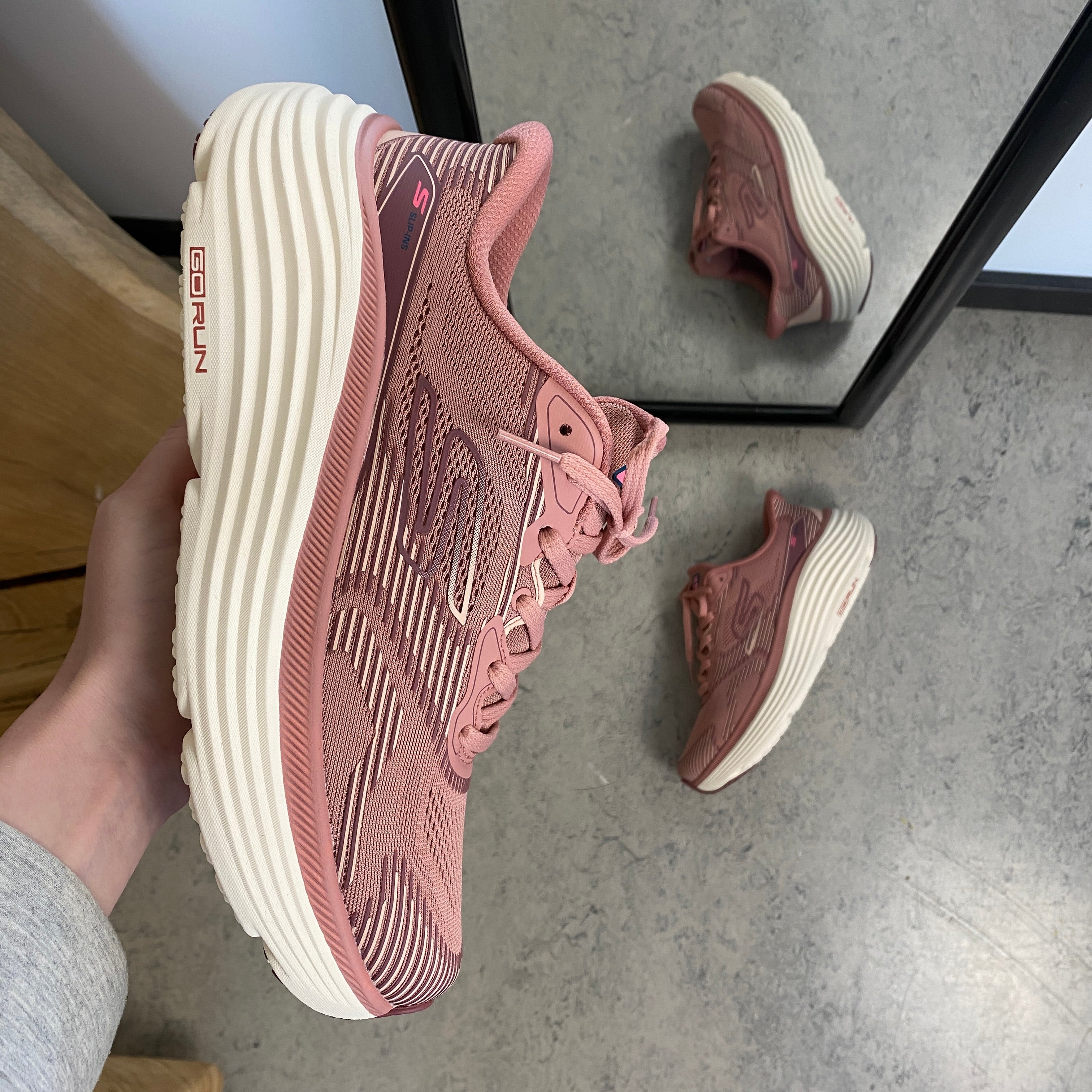 Skechers Max Cushioning Rosa slip on sneaker med maksimal stødabsorbering