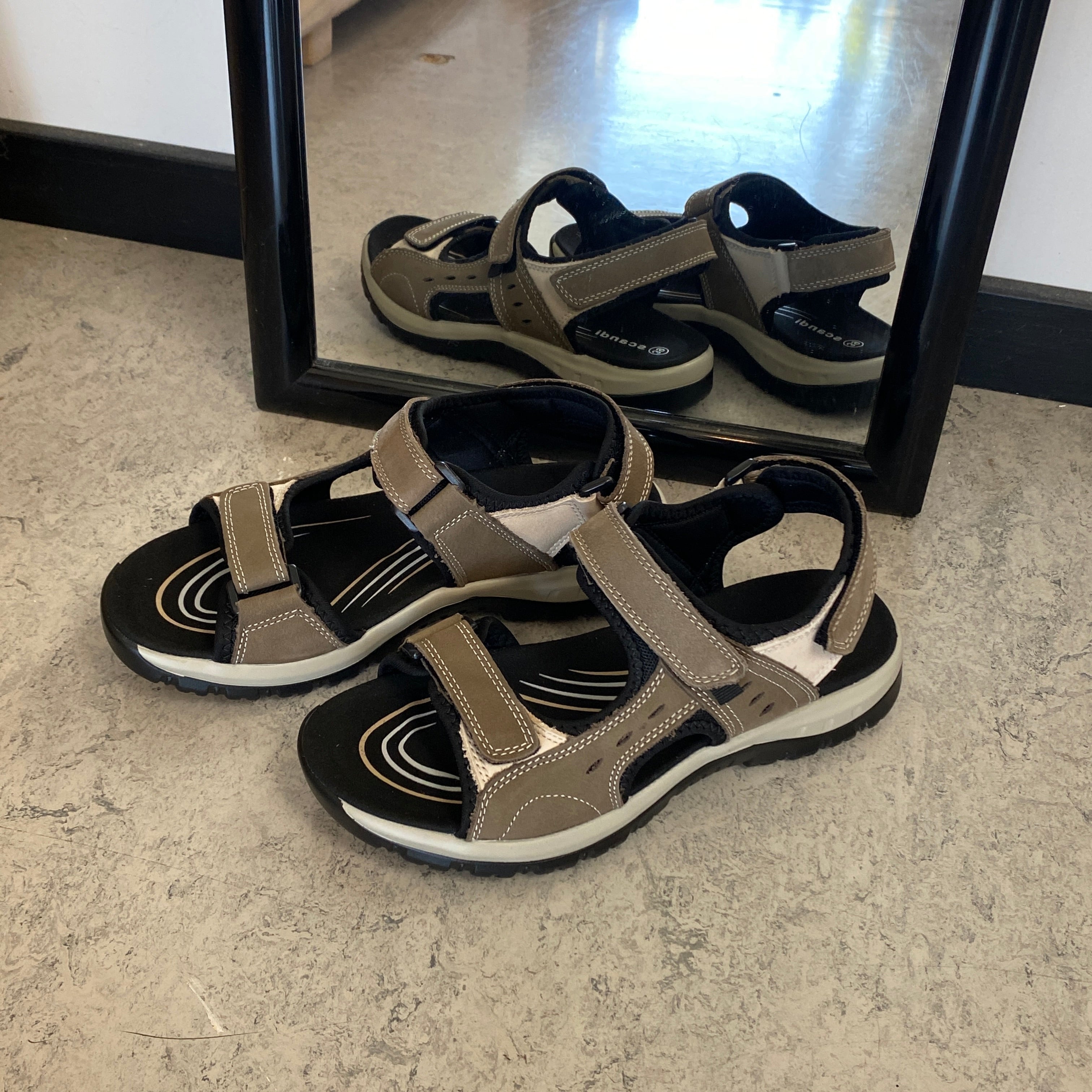 Robust sandal med justerbar pasform i brun