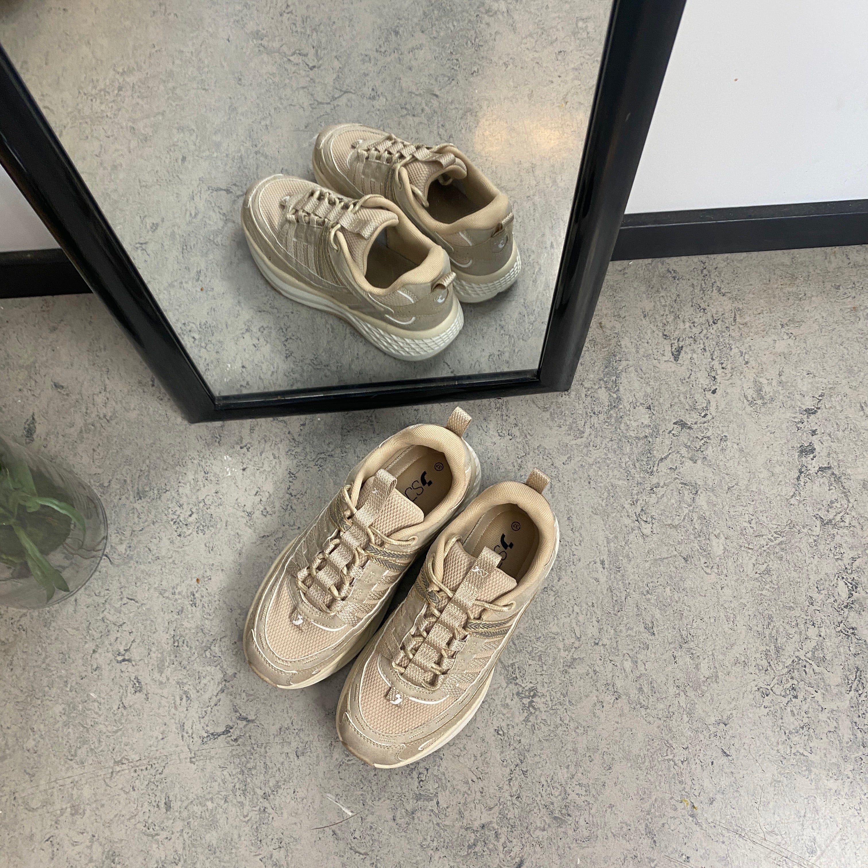 Beige/Brun sko – Sygeplejebutikken