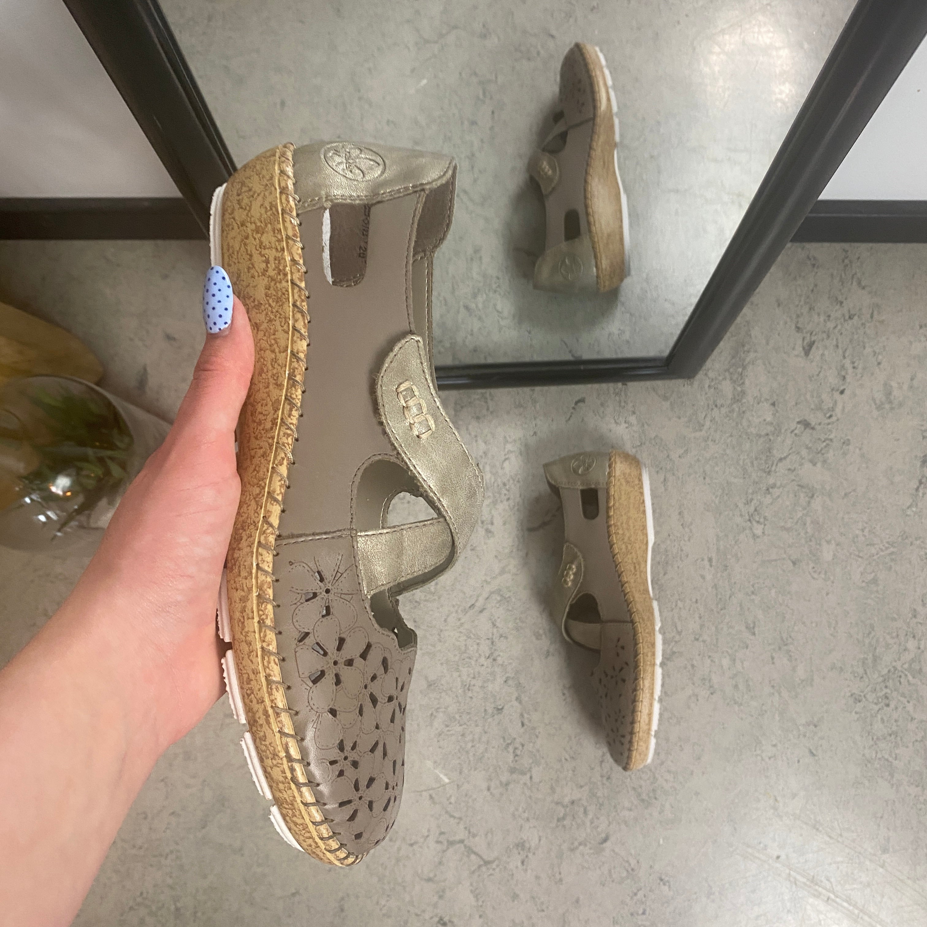 Rieker beige lukket sandal med velcro & blomstermønster