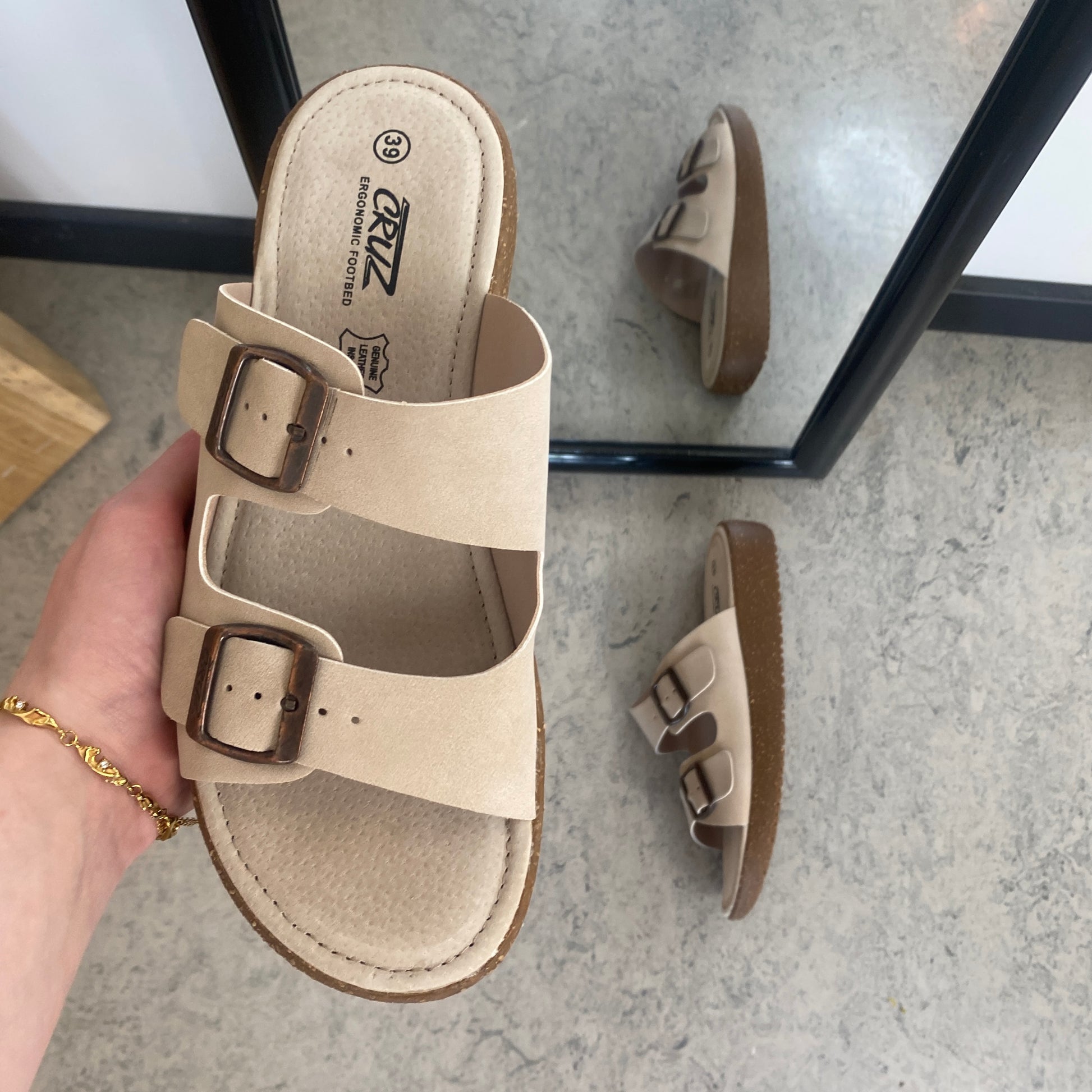 Cruz Noraja sandal i beige – Komfort & stabilitet til smalle fødder