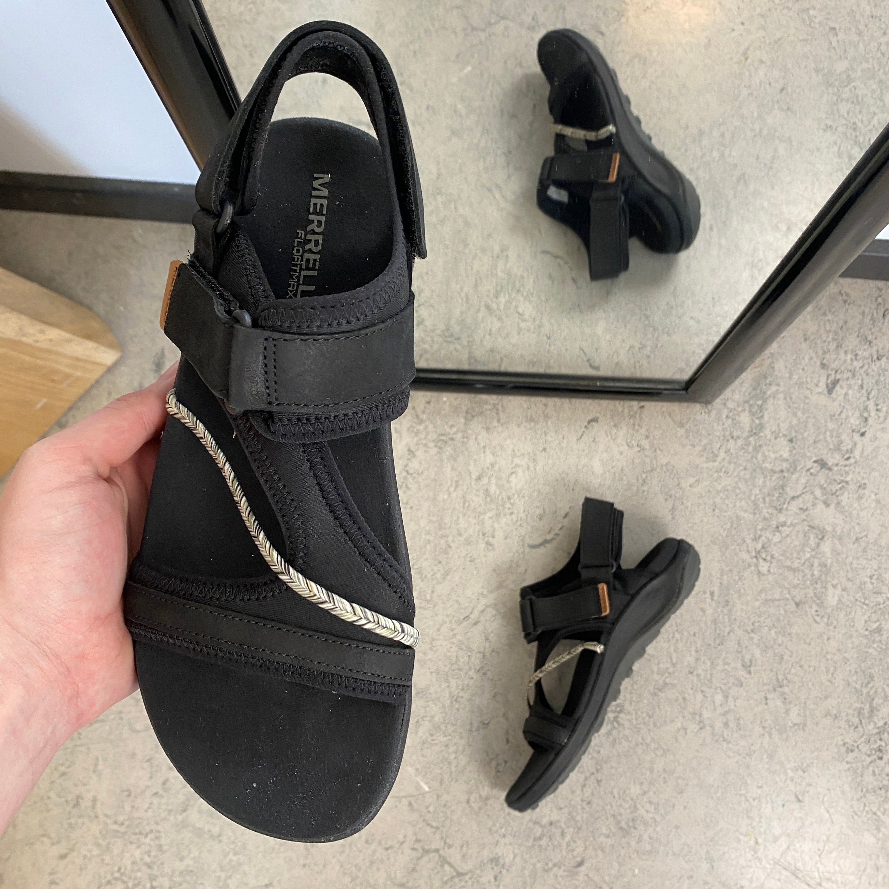 Sort Merrell sandal – let & komfortabel sandal med justerbar pasform