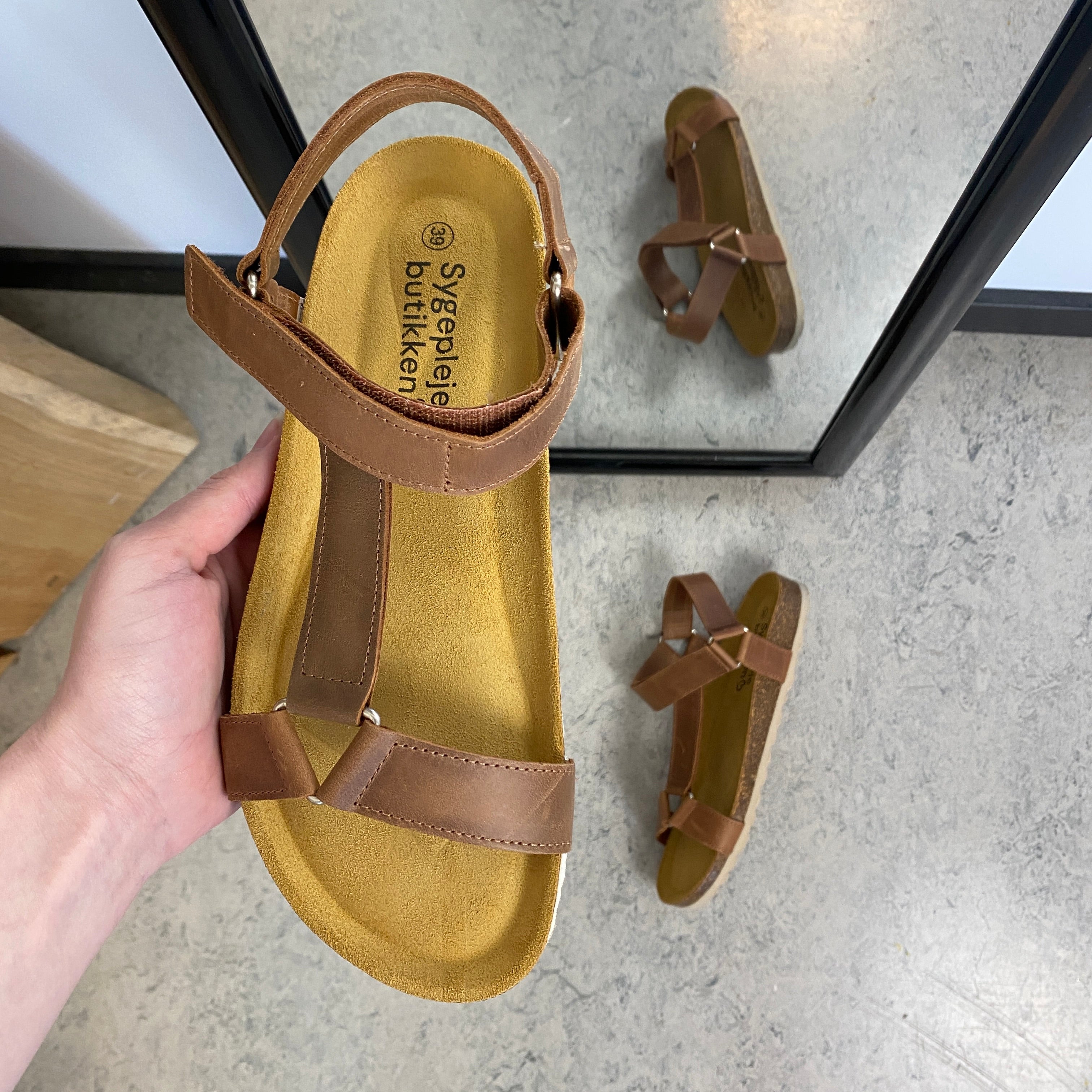 Crazy Brandi sandal i brun skind – komfort sandal med fast pasform | Sygeplejebutikken