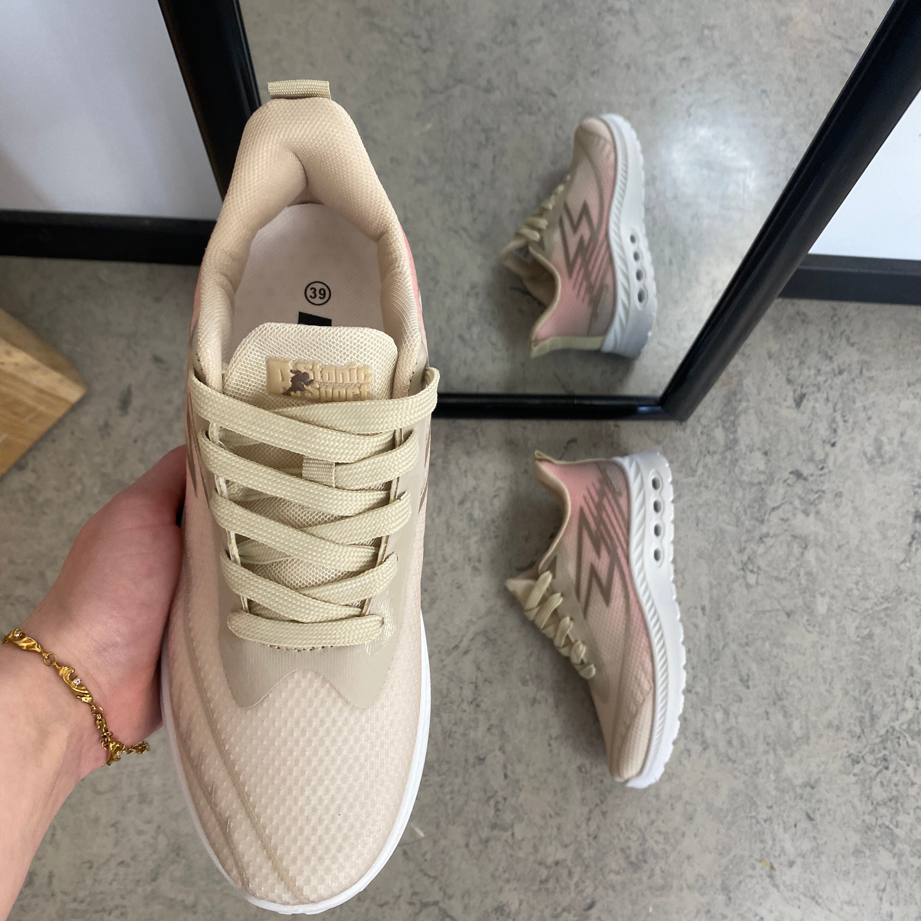 Beige letvægts sneakers i mesh med stødabsorberende sål