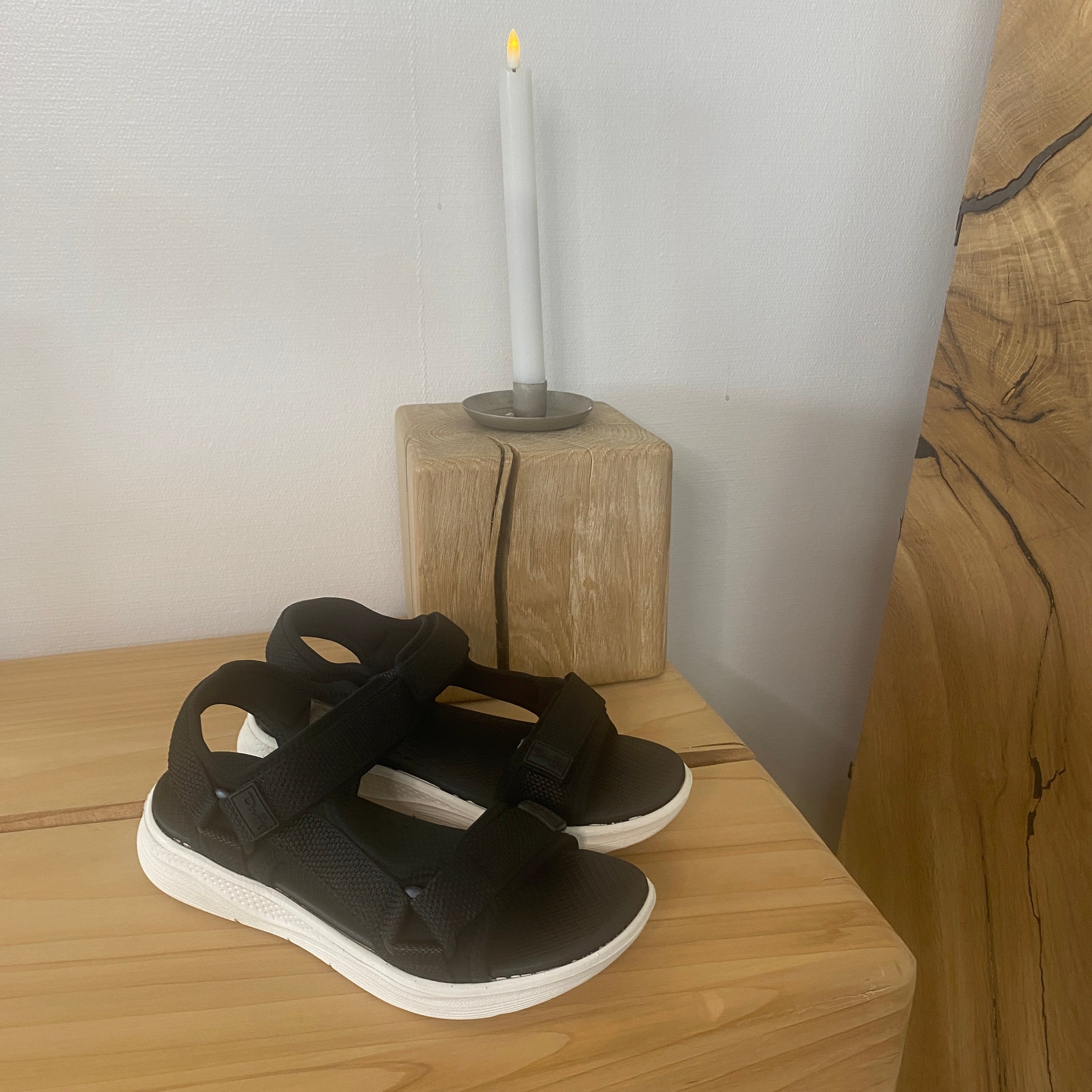 Sort komfortabel sandal med justerbare remme & let stødabsorbering