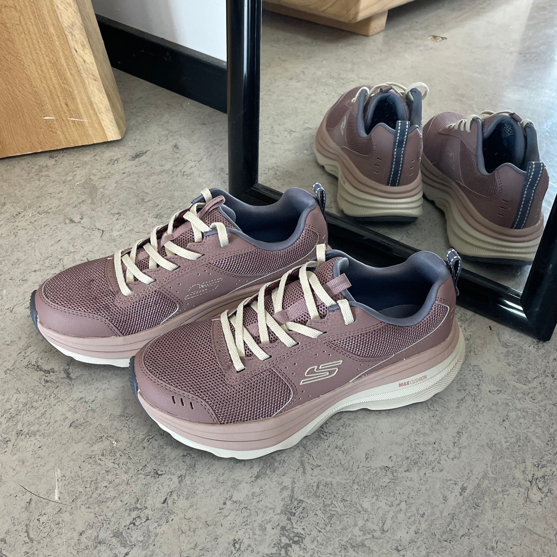 Skechers Adventure sko - stødabsorberende damesko med ekstra plads & komfort