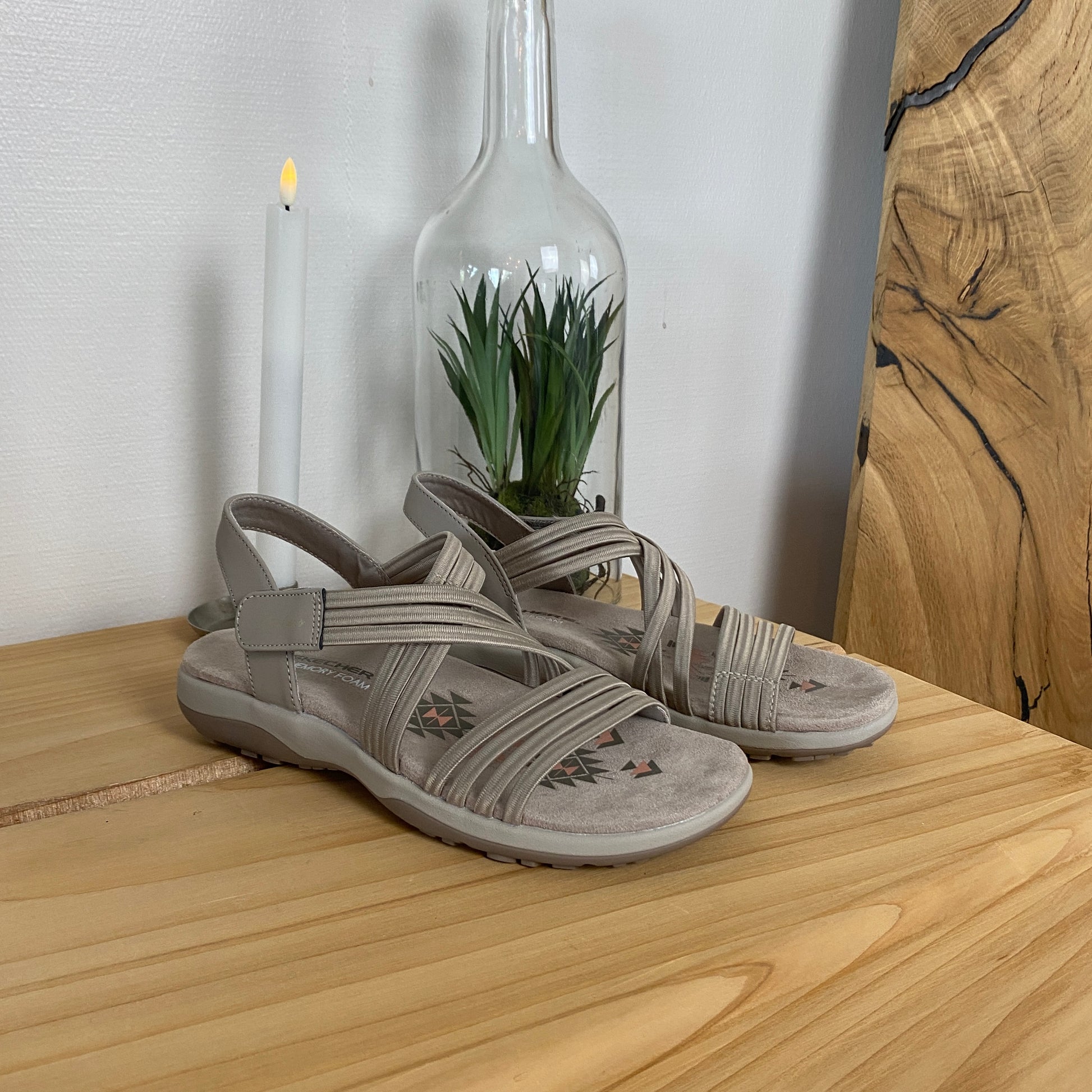 Skechers sandaler med elastiske remme – let, fleksibel & vaskbar