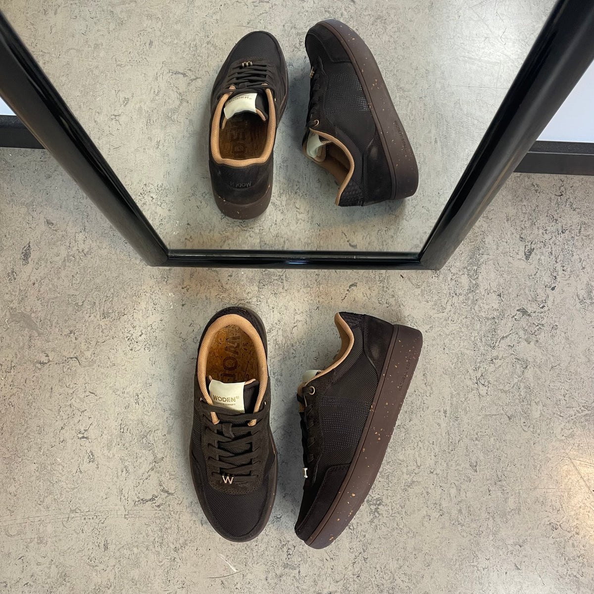 Woden Line Sneak – mørkebrun sneaker med gulddetaljer & blød komfort