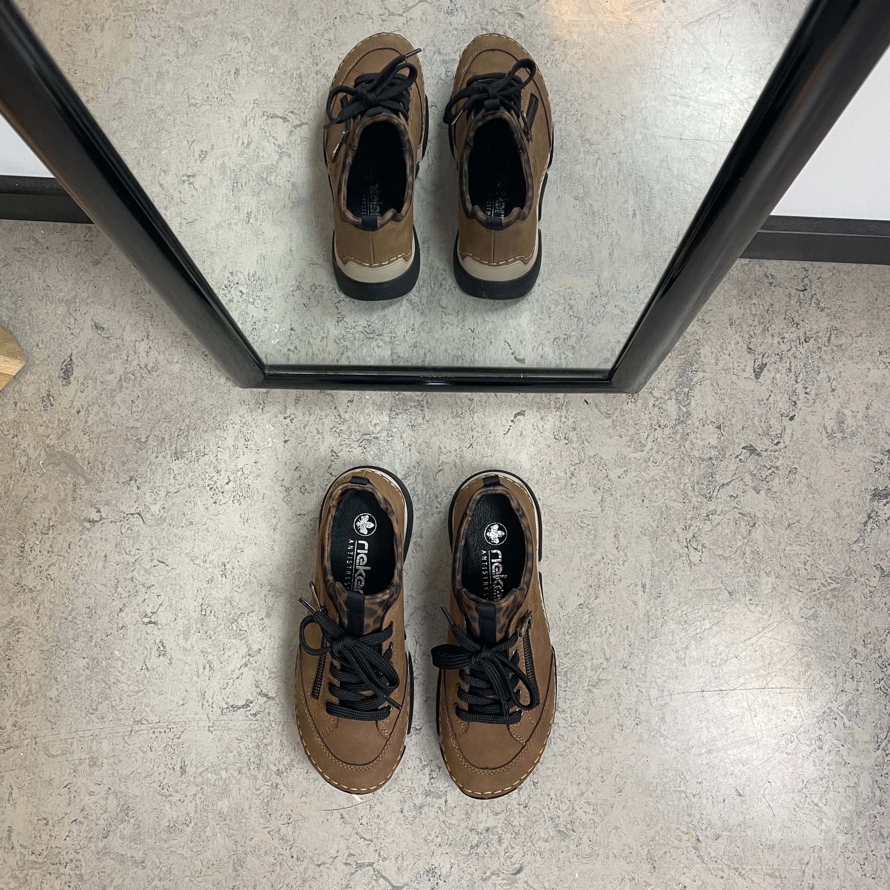 Rieker sneakers til dame i brun med leopard detaljer – blød komfort & stødabsorbering til hverdagen