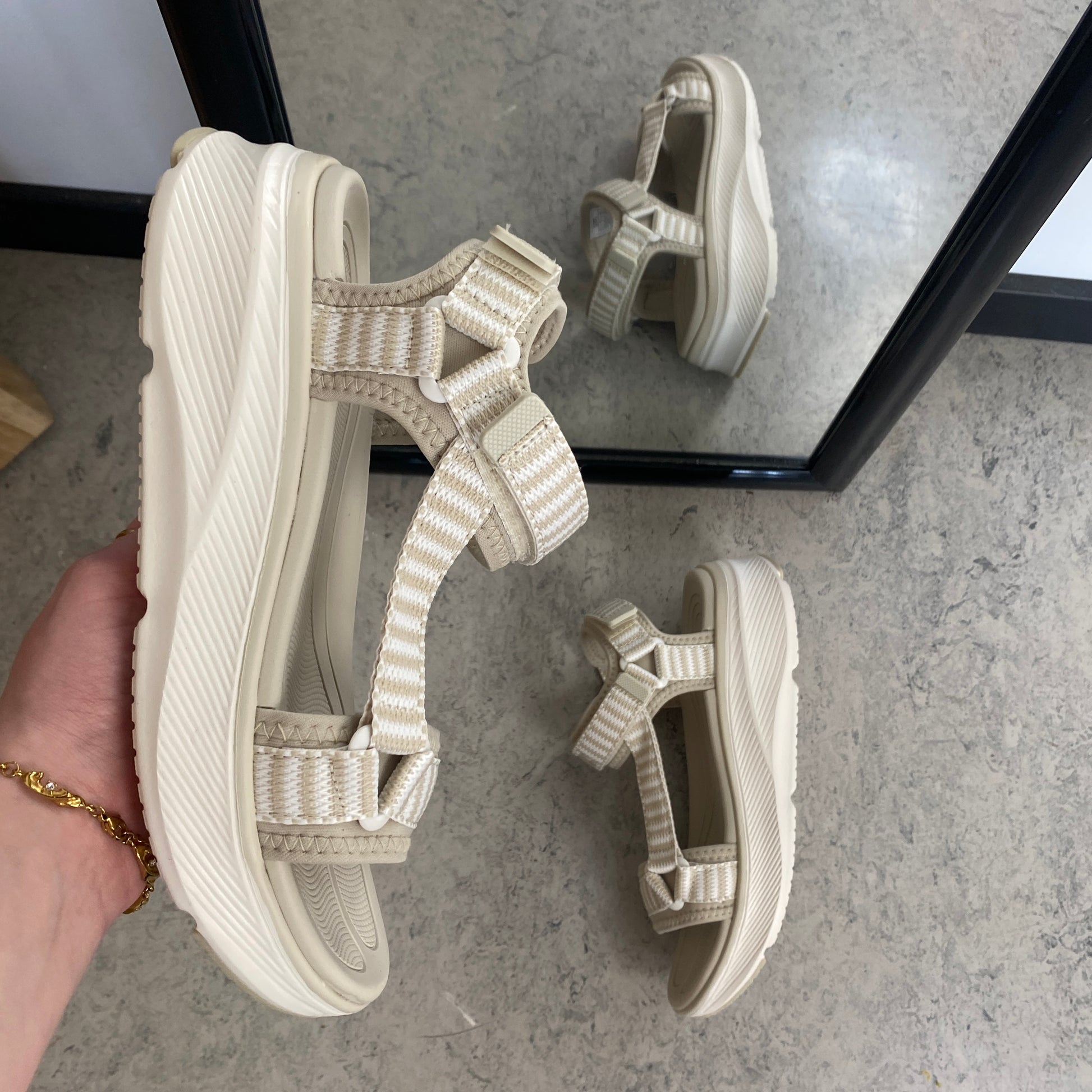 Cruz sandal i beige – Let & komfortabel med justerbare remme