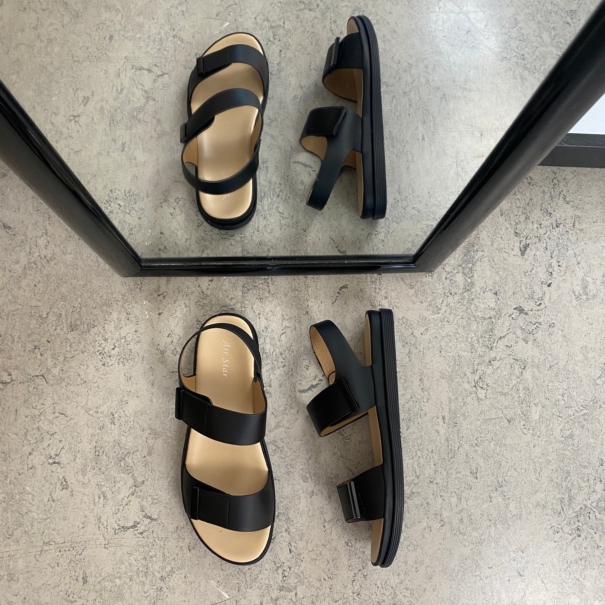 Sort sandal med justerbare remme & blød komfortsål