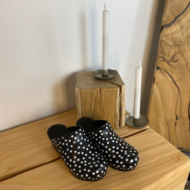 Sanita træsko med sort og hvidt prikmønster