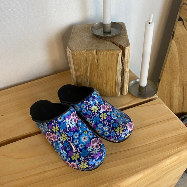 Sanita tøffel-træsko med blå og lilla blomster