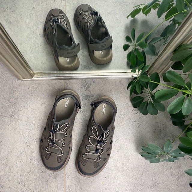 Lukket vandre sandal i brun fra CMP