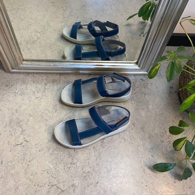 Blå skindsandal med tre justerbare remme og svangstøtte