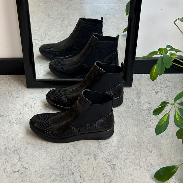 Elegant sort lakstøvle med bred elastikåbning