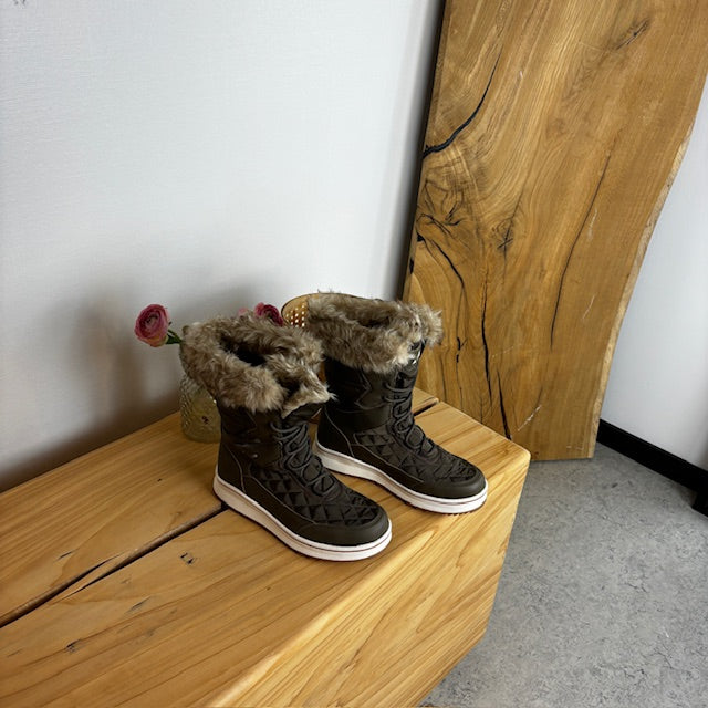 Brun vandtæt vinterstøvle fra Whistler med pels kant