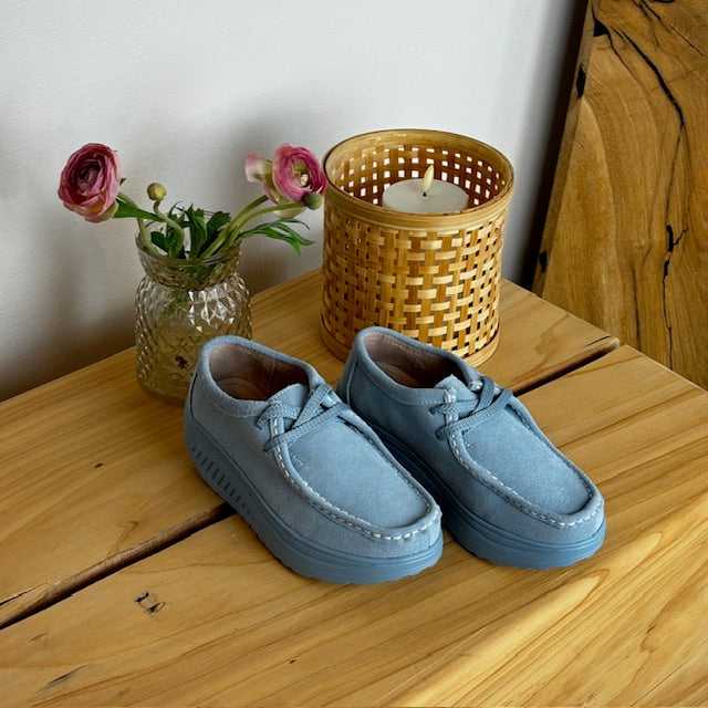 Lyseblå ruskindssko med gængesål og svangstøtte