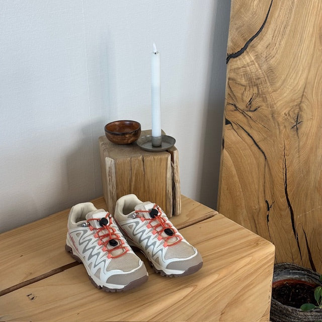 Fleksible beige sneakers med elastiksnørebånd.