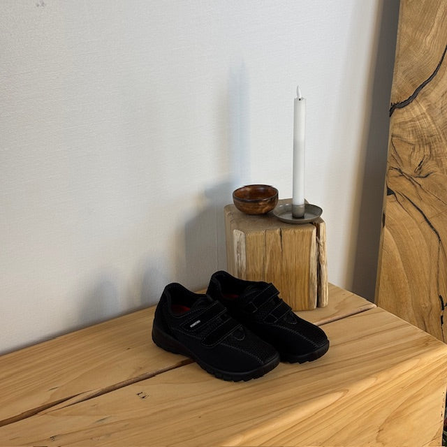 Sort ortopædisk sko med ekstra bred pasform, velcro & udtagelig memory-skum sål