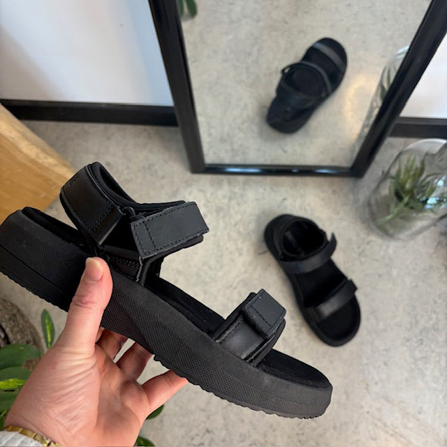 Gaitline sandal – sort med sort bund & SGL Technology™