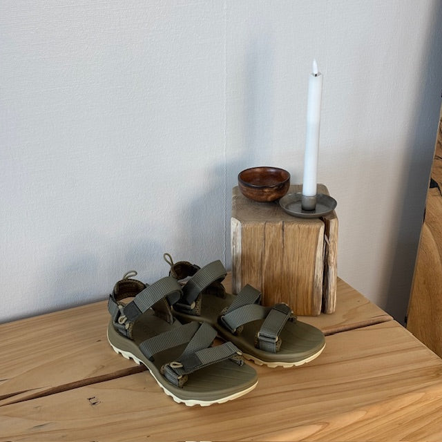 Grøn letvægts vandresandal til mænd med god svangstøtte.