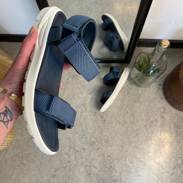 Cruz blå let sandal med brede remme