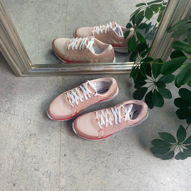 Rosa letvægts sko fra MBT