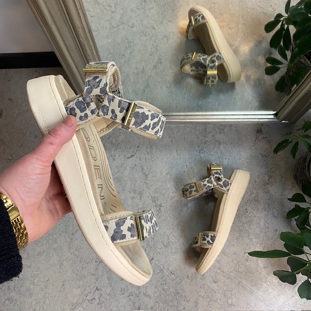Smart sandal fra Woden med leopartprint