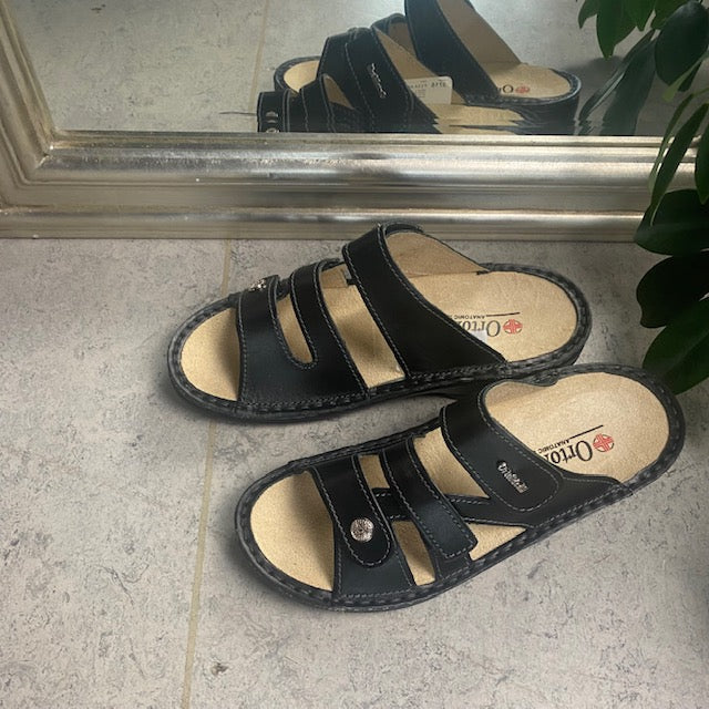 Sort skind slip on til knyster