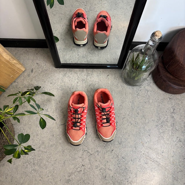 Fleksible laksefarvede sneakers med elastiksnørebånd.