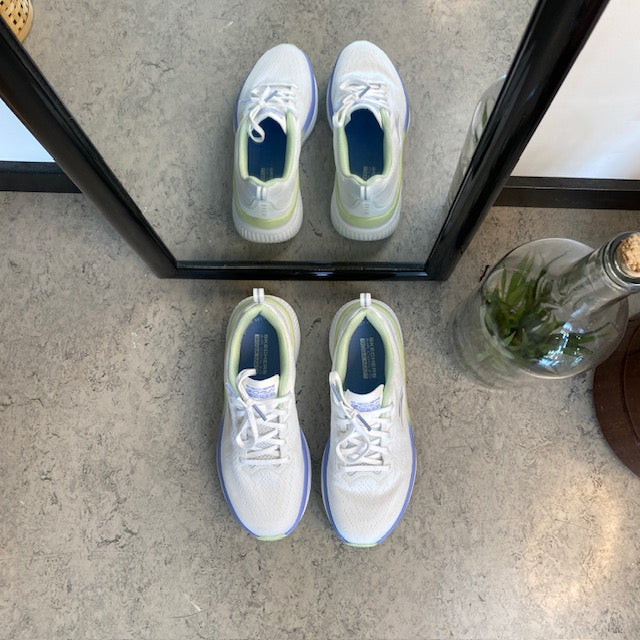 Hvid Skechers GoRun sko med flotte detaljer