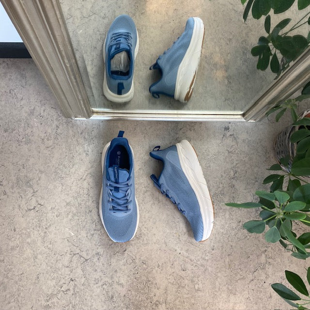 Lyseblå åndbar sko med god bredde