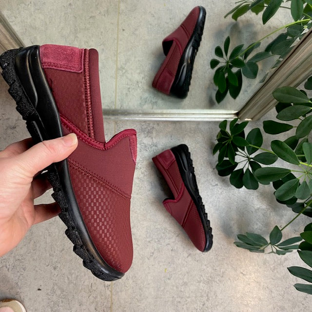 Fleksibel sko med skridhæmmende såler