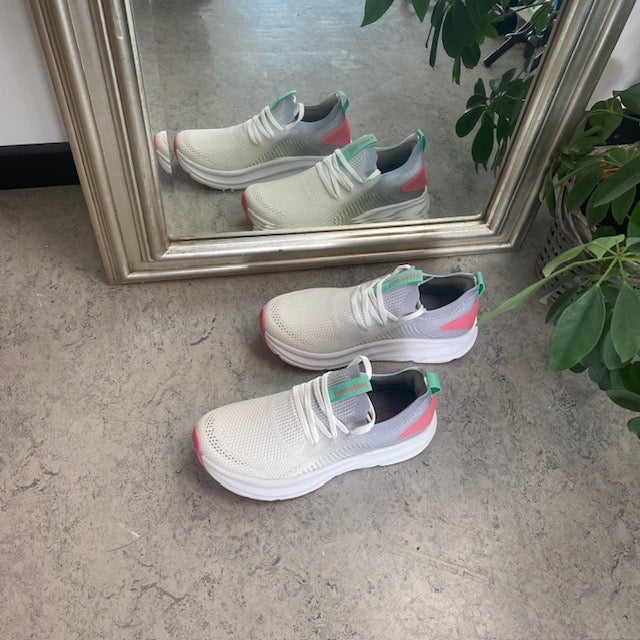 Grå/hvid åndbar slip on sko med stødabsorbering