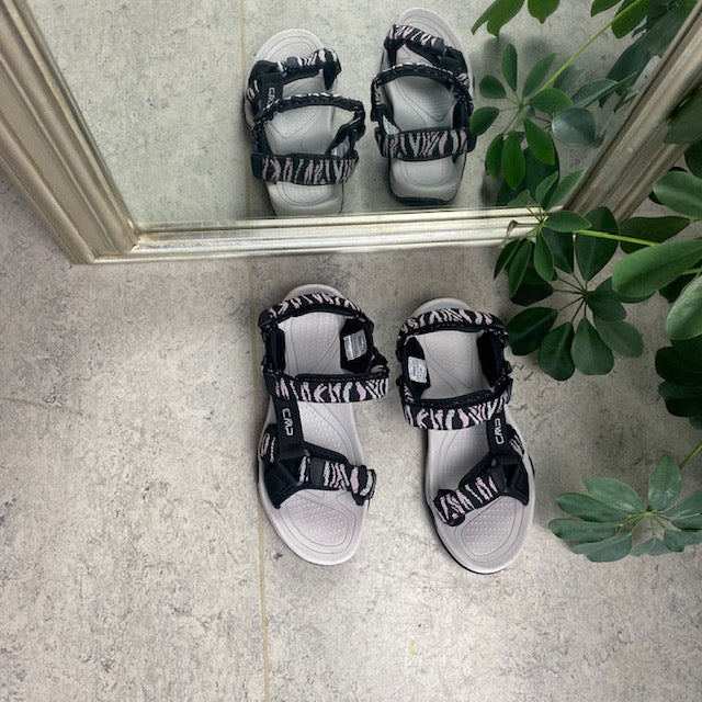 Sort sportssandal fra CMP med striber og god bredde