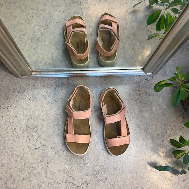 Rosa skindsandal med tre justerbare remme og svangstøtte