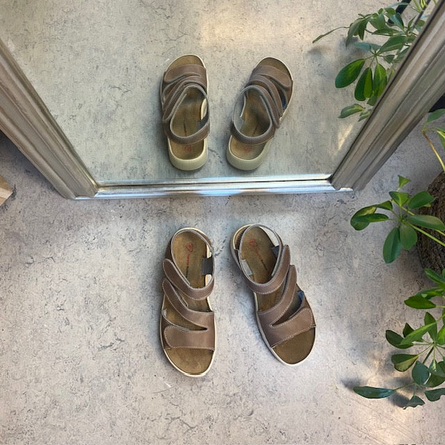 Elegant brun skindsandal med justerbare remme