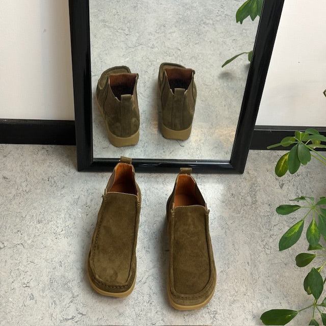 Kort støvle fra Nature i blødt brunt ruskind.