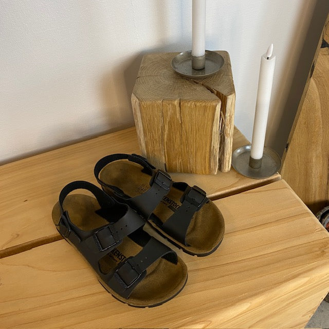 Sort Birkenstock Kano sandal med skridsikre såler.
