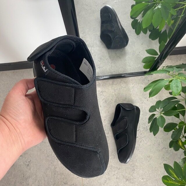 Sko med velcro og bred pasform og regulerbar hælrem