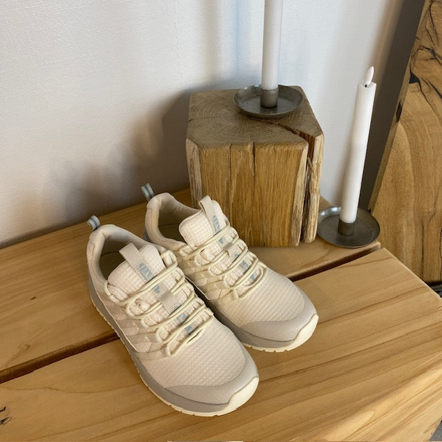 Råhvid Green Comfort vandresko med fast svangstøtte.