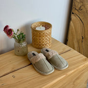 Lys grøn hjemmesko med synlig pelskant