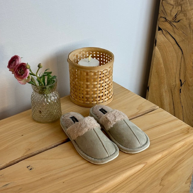 Lys grøn hjemmesko med synlig pelskant