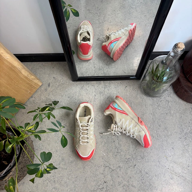 Beige sko med åndbar overdel og flotte detaljer