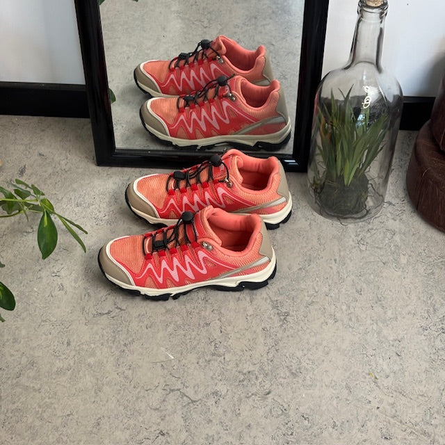 Fleksible laksefarvede sneakers med elastiksnørebånd.