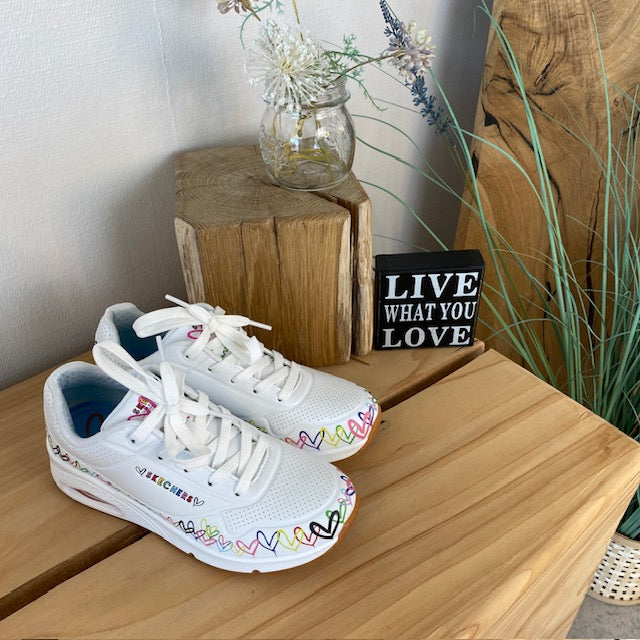 Hvide Skechers sko med flotte hjertedetaljer